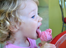 Bimba che mangia un gelato